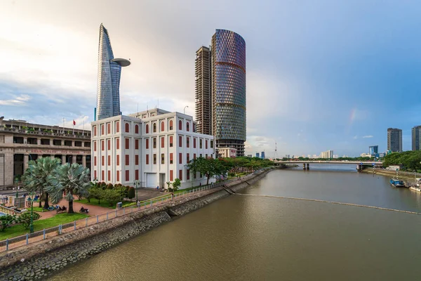 ベトナムのホーチミン 6月2023 第4地区の夜 ホーチミン市の美しいオフィスビルの2つであるBitexcoタワーとIfc Oneタワーをご覧ください I橋をご覧ください — ストック写真
