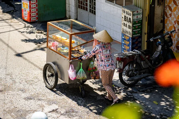 Chi Minh Viet Nam June 2023 Woman Pushing Cart Selling — Stock Photo, Image