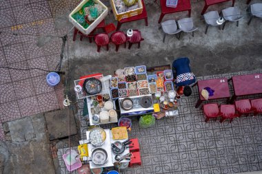 Ho Chi Minh, Viet Nam - 26 Haziran 2023: Buharda pişmiş salyangozlu Vietnam sokak yemekleri, renkli plastik sepetlerde dizilmiş deniz ürünleri, pişirmeye hazır. Kaldırımda satıldı.