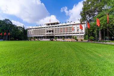 Ho Chi Minh, Viet Nam - 30 Haziran 2023: Ho Chi Minh City, Vietnam 'daki ulusal tarihi yerleri tanımak için Başkan ve hükümetin bir çalışması olan güzel bir cephe yeniden birleşme sarayı sabahı