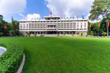 Ho Chi Minh, Viet Nam - 30 Haziran 2023: Ho Chi Minh City, Vietnam 'daki ulusal tarihi yerleri tanımak için Başkan ve hükümetin bir çalışması olan güzel bir cephe yeniden birleşme sarayı sabahı