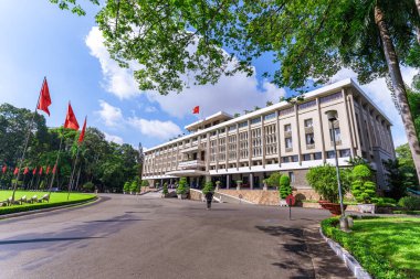 Ho Chi Minh, Viet Nam - 30 Haziran 2023: Ho Chi Minh City, Vietnam 'daki ulusal tarihi yerleri tanımak için Başkan ve hükümetin bir çalışması olan güzel bir cephe yeniden birleşme sarayı sabahı