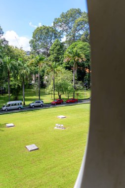 Ho Chi Minh, Viet Nam - 30 Haziran 2023: Ho Chi Minh City, Vietnam 'daki ulusal tarihi yerleri tanımak için Başkan ve hükümetin bir çalışması olan Yeniden Birleştirme Sarayı' nın arka bahçesi