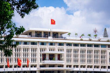 Ho Chi Minh, Viet Nam - 30 Haziran 2023: Lüks perakende vitrininde gösterilen mücevher bileziği