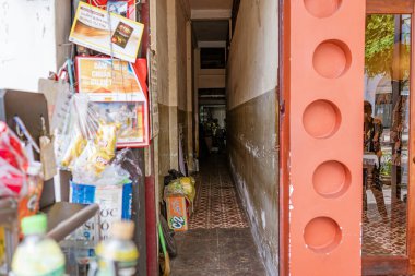 Ho Chi Minh, Viet Nam - 30 Haziran 2023: Lüks perakende vitrininde gösterilen mücevher bileziği