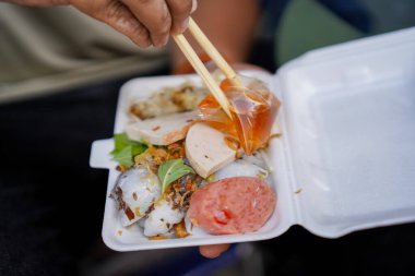 Geleneksel Vietnam yemeklerini çıkar. Banh Cuon, Vietnam usulü pilav, balık sosu ve sebze. Seçici odak.