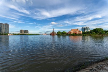 Ho Chi Minh, Viet Nam - 8 Temmuz 2023: Mavi gökyüzünün altındaki Nha Rong limanı manzarası, Ho Chi Minh anıtı anıtın önünde dalgalanan Vietnam bayrağı, saksı yeşili bitkiler