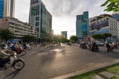 Ho Chi Minh, Vietnam - 8 Temmuz 2023: Vietcombank gökdelenli Skyline, Hilton kulesi. İş çıkış saatinde trafik