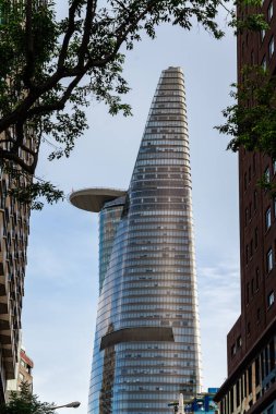 Ho Chi Minh, Viet Nam - 8 Temmuz 2023: Ho Chi Minh City 'deki Bitexco Kulesi manzarası - Saigon. Saigon Nehri, Vietnam, Hindiçin, Güneydoğu Asya ve Asya açıklarında bir kanal ve merkez.