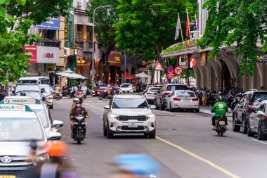 Ho Chi Minh, Viet Nam - 8 Temmuz 2023: Le Thanh Ton Caddesi 'nin sayısız otel, bar ve dükkan tabelasıyla dolu renkli perspektifi