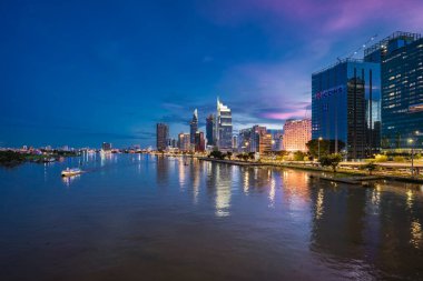 Ho Chi Minh, Viet Nam - 8 Temmuz 2023: Bitexco Financial Tower binası, Century Link, tren rayları, binalar, yollar ve Ho Chi Minh şehrindeki Saigon nehri havadan görünüşü.