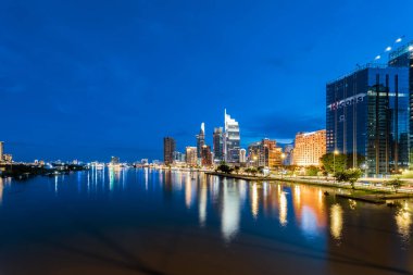 Ho Chi Minh, Viet Nam - 8 Temmuz 2023: Bitexco Financial Tower binası, Century Link, tren rayları, binalar, yollar ve Ho Chi Minh şehrindeki Saigon nehri havadan görünüşü.