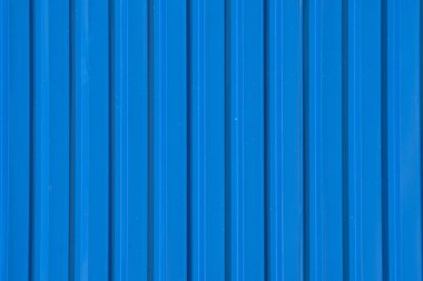 Perçin çivileri, endüstriyel arka plan ile mavi oluklu metal çatı