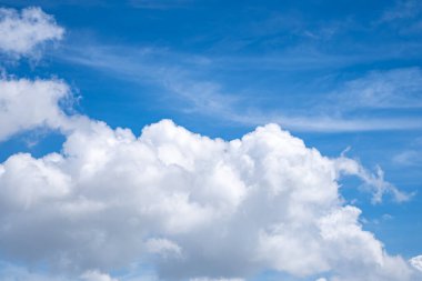 Küçük bulutlu mavi gökyüzü arkaplanı