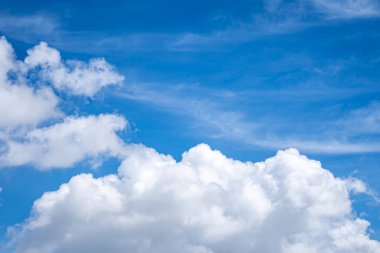 Küçük bulutlu mavi gökyüzü arkaplanı