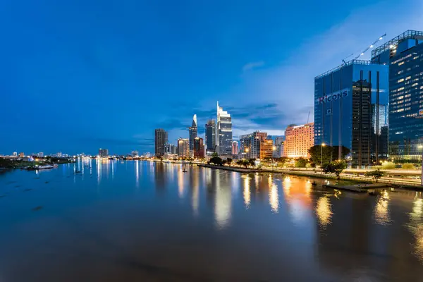 Ho Chi Minh, Viet Nam - 8 Temmuz 2023: Bitexco Financial Tower binası, Century Link, tren rayları, binalar, yollar ve Ho Chi Minh şehrindeki Saigon nehri havadan görünüşü.