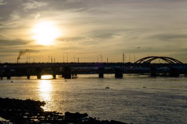 Ho Chi Minh şehrindeki Binh Trieu köprüsünde günbatımı siluetleri