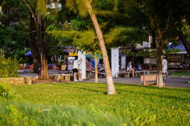 Ho Chi Minh Şehri, Viet Nam 11 Temmuz 2023: Mutlu insanlar Vietnam Parkı 'nda eğlenin ve oynayın