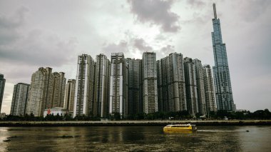 Ho Chi Minh, Viet Nam - 12 Temmuz 2023: Ho Chi Minh City silueti ve günbatımında Saigon Nehri. Ho Chi Minh Şehri Vietnam 'ın popüler bir turizm merkezidir..