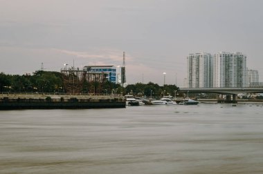 Ho Chi Minh, Viet Nam - 12 Temmuz 2023: Ho Chi Minh City silueti ve günbatımında Saigon Nehri. Ho Chi Minh Şehri Vietnam 'ın popüler bir turizm merkezidir..