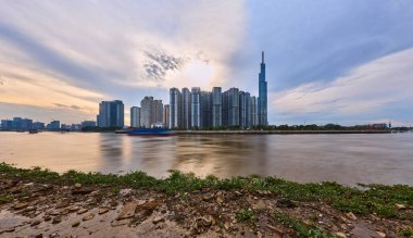 Ho Chi Minh, Viet Nam - 12 Temmuz 2023: Ho Chi Minh City silueti ve günbatımında Saigon Nehri. Ho Chi Minh Şehri Vietnam 'ın popüler bir turizm merkezidir..