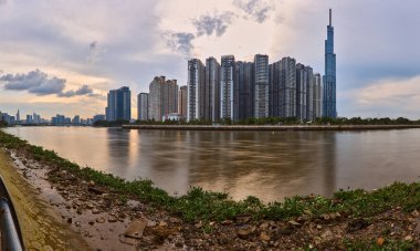 Ho Chi Minh, Viet Nam - 12 Temmuz 2023: Ho Chi Minh City silueti ve günbatımında Saigon Nehri. Ho Chi Minh Şehri Vietnam 'ın popüler bir turizm merkezidir..