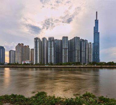 Ho Chi Minh, Viet Nam - 12 Temmuz 2023: Ho Chi Minh City silueti ve günbatımında Saigon Nehri. Ho Chi Minh Şehri Vietnam 'ın popüler bir turizm merkezidir..