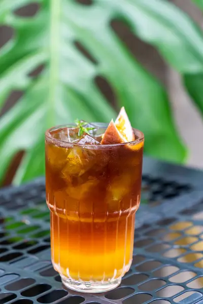 테이블에 오렌지 주스와 칵테일 에스프레소의 선택적인 차가운 음료를 — 스톡 사진