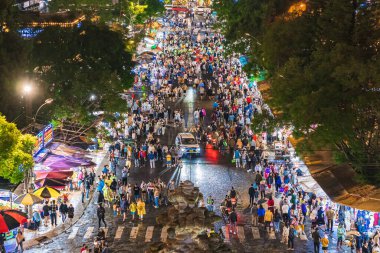 Ho Chi Minh, Viet Nam - 26 Temmuz 2023: Da Lat, Vietnam 'daki Landmark Trafik Merkezi Gece Hayatı. Da Lat, Vietnam 'ın turist ve eğlence merkezlerinden biridir. Ziyaretçiler alışverişe ve yemeğe odaklanıyor.
