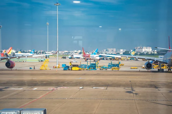 Ho Chi Minh, Viet Nam - 25 Temmuz 2023: Vietnam uçağı Tan Son Nhat Havaalanı 'ndan bir sonraki uçuş için hazır. Vietnam Jet Air, Vietnam 'da genç bir alçak uçuş uçağı..