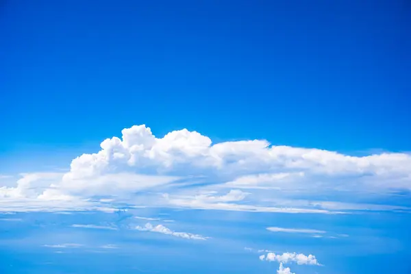 Sfondo Cielo Blu Nuvole Bianche Viste Dalla Finestra Piana Spazio — Foto Stock