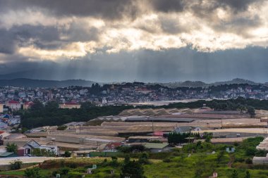 Sebze tarlası ve Housein Platosu, Da Lat, Vietnam. Da Lat Vietnam 'ın en iyi turistik şehirlerinden biridir. Dalat şehri Vietnam 'ın en büyük sebze ve çiçek yetiştirme alanıdır..