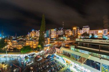 Ho Chi Minh, Viet Nam - 26 Temmuz 2023: Da Lat, Vietnam 'daki Landmark Trafik Merkezi Gece Hayatı. Da Lat, Vietnam 'ın turist ve eğlence merkezlerinden biridir. Ziyaretçiler alışverişe ve yemeğe odaklanıyor.