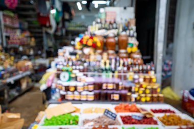 Vietnam 'daki Da Lat pazarında kurutulmuş meyve ve şeker çuvalları. Asya 'da popüler atıştırmalıklar.