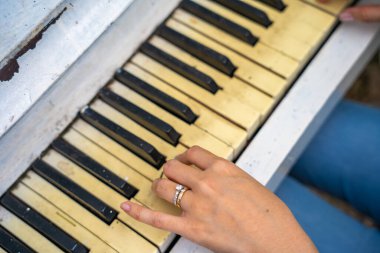 Eski piyano tuşlarındaki kızın elleri. Fotoğraf piyanosu eski tarzda.