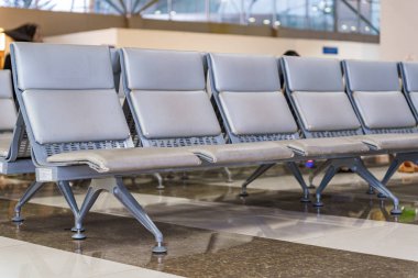 Sandalyeli boş havaalanı bekleme alanı. mavi arkaplan