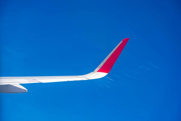 Widok Okna Samolotu Niebieskim Niebem Białymi Chmurami Czerwony Koniec — Zdjęcie stockowe