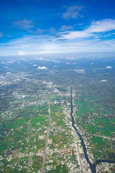 空港に近づくと飛行機窓からベトナムの反対側の風景を上から眺める — ストック写真