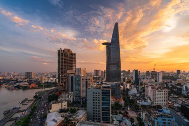 Ho Chi Minh Şehri, Vietnam Vietnam 5 Ağustos 2023: 1. Mıntıka 'da gün batımı, Ho Chi Minh şehrindeki en güzel ofis binalarından biri olan Bitexco Kulesi' nin havadan görünüşü..