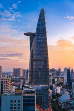 Ho Chi Minh Şehri, Vietnam Vietnam 5 Ağustos 2023: 1. Mıntıka 'da gün batımı, Ho Chi Minh şehrindeki en güzel ofis binalarından biri olan Bitexco Kulesi' nin havadan görünüşü..