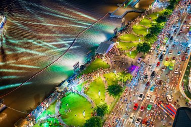 Ho Chi Minh Şehri, Vietnam 5 Ağustos 2023: Saigon olarak bilinen Ho Chi Minh şehrinde güzel bir gece, Vietnam 'da büyük şehirlerden biri geliştirildi. Bak Bitexco kulesi, Saigon nehri ve şehir manzarası