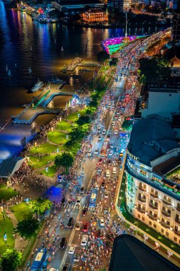 Ho Chi Minh Şehri, Vietnam 5 Ağustos 2023: Saigon olarak bilinen Ho Chi Minh şehrinde güzel bir gece, Vietnam 'da büyük şehirlerden biri geliştirildi. Bak Bitexco kulesi, Saigon nehri ve şehir manzarası