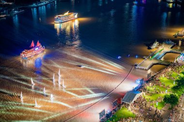 Ho Chi Minh Şehri, Vietnam 5 Ağustos 2023 Saigon olarak bilinen Ho Chi Minh şehrinde güzel bir gece. Ho Chi Minh City 'de sualtı eğlence programı Dong Song Ke Chuyen