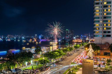 Ho Chi Minh, Vietnam - 6 Ağustos 2023: Ho Chi Minh City, Vietnam 'da bir teknede havai fişek gösterisi