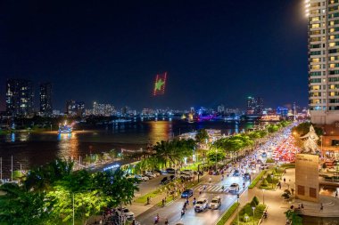 Ho Chi Minh, Viet Nam - 6 Ağustos 2023: Saigon Nehri 'ndeki nehir teknesi, uzak mesafede Vietnam' ın en yüksek binası olan Landmark 81 'dir.