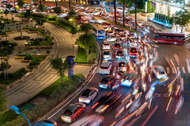 Ho Chi Minh, Viet Nam - 6 Ağustos 2023: Şehir merkezindeki Ton Duc Thang caddesinde trafik sıkışıklığı meydana geldi. Ho Chi Minh, Vietnam 'ın en kalabalık şehirlerinden biridir.