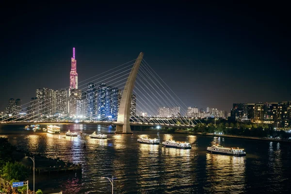 Ho Chi Minh, Viet Nam - 6 Ağustos 2023: Saigon Nehri 'ndeki nehir teknesi, uzak mesafede Vietnam' ın en yüksek binası olan Landmark 81 'dir.