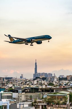 Ho Chi Minh, Vietnam - 7 Ağustos 2023: Havayolları Tan Son Nhat uluslararası havaalanına inmek için Vietnam 'ın en yüksek binası olan 81 numaralı tarihi binayı geçti.