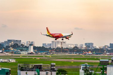 Ho Chi Minh, Vietnam - 7 Ağustos 2023: Havayolları Tan Son Nhat uluslararası havaalanına inmek için Vietnam 'ın en yüksek binası olan 81 numaralı tarihi binayı geçti.