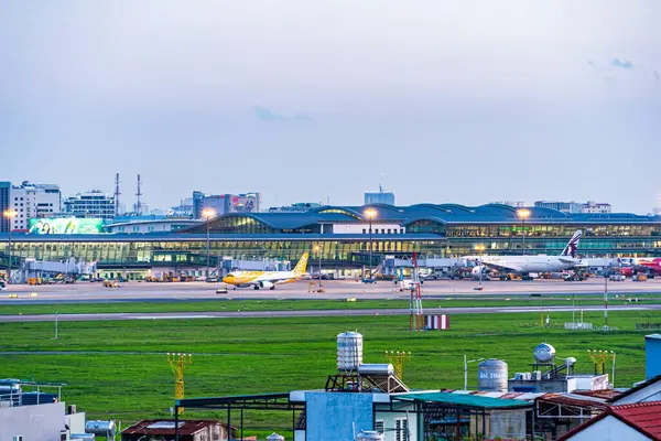 Ho Chi Minh, Vietnam - 7 Ağustos 2023: Havayolları Tan Son Nhat uluslararası havaalanına inmek için Vietnam 'ın en yüksek binası olan 81 numaralı tarihi binayı geçti.
